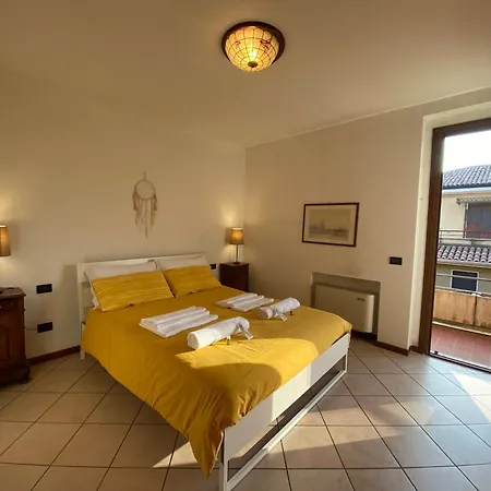 Family House With Free Parking, 450m From Beach